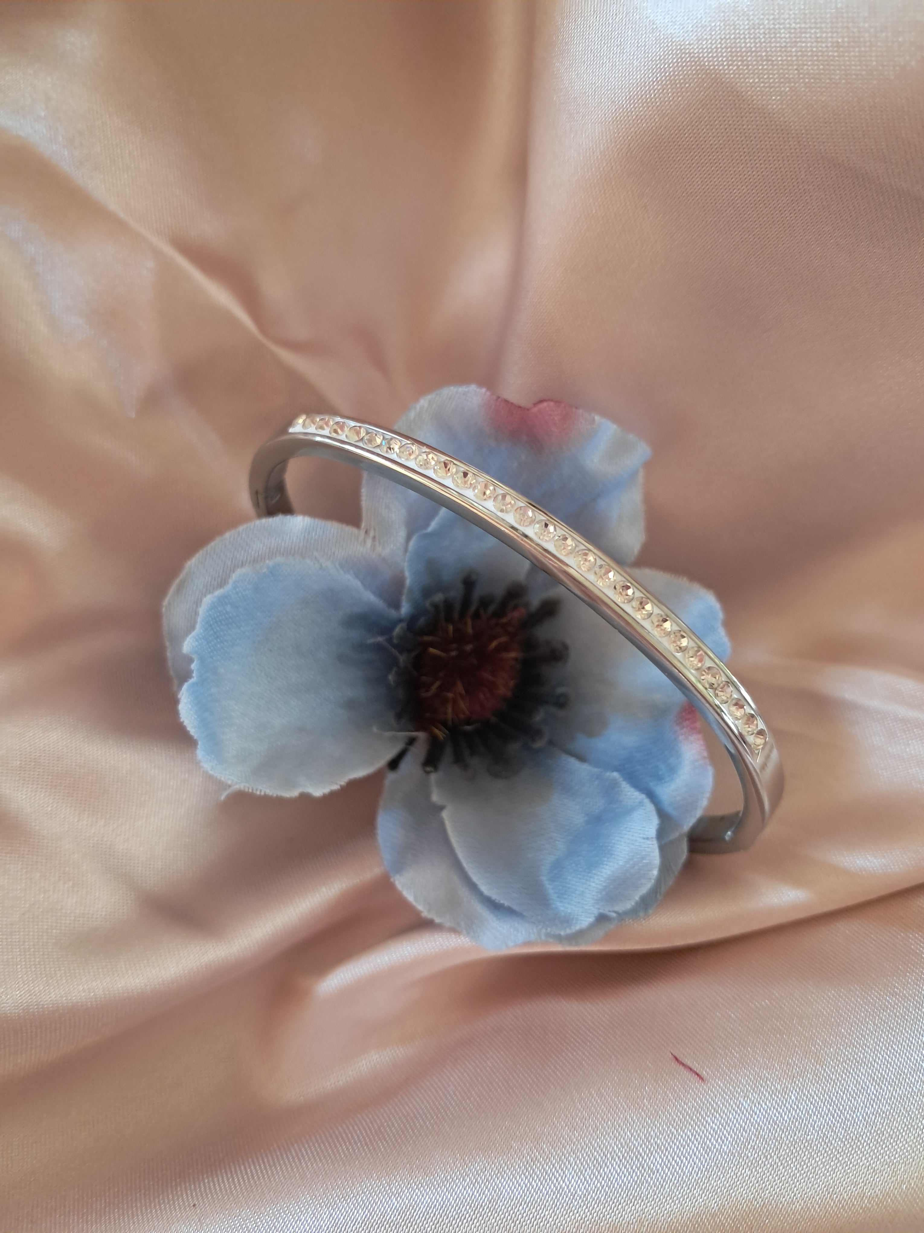 Bracelet en acier titane avec incrustation de zircon