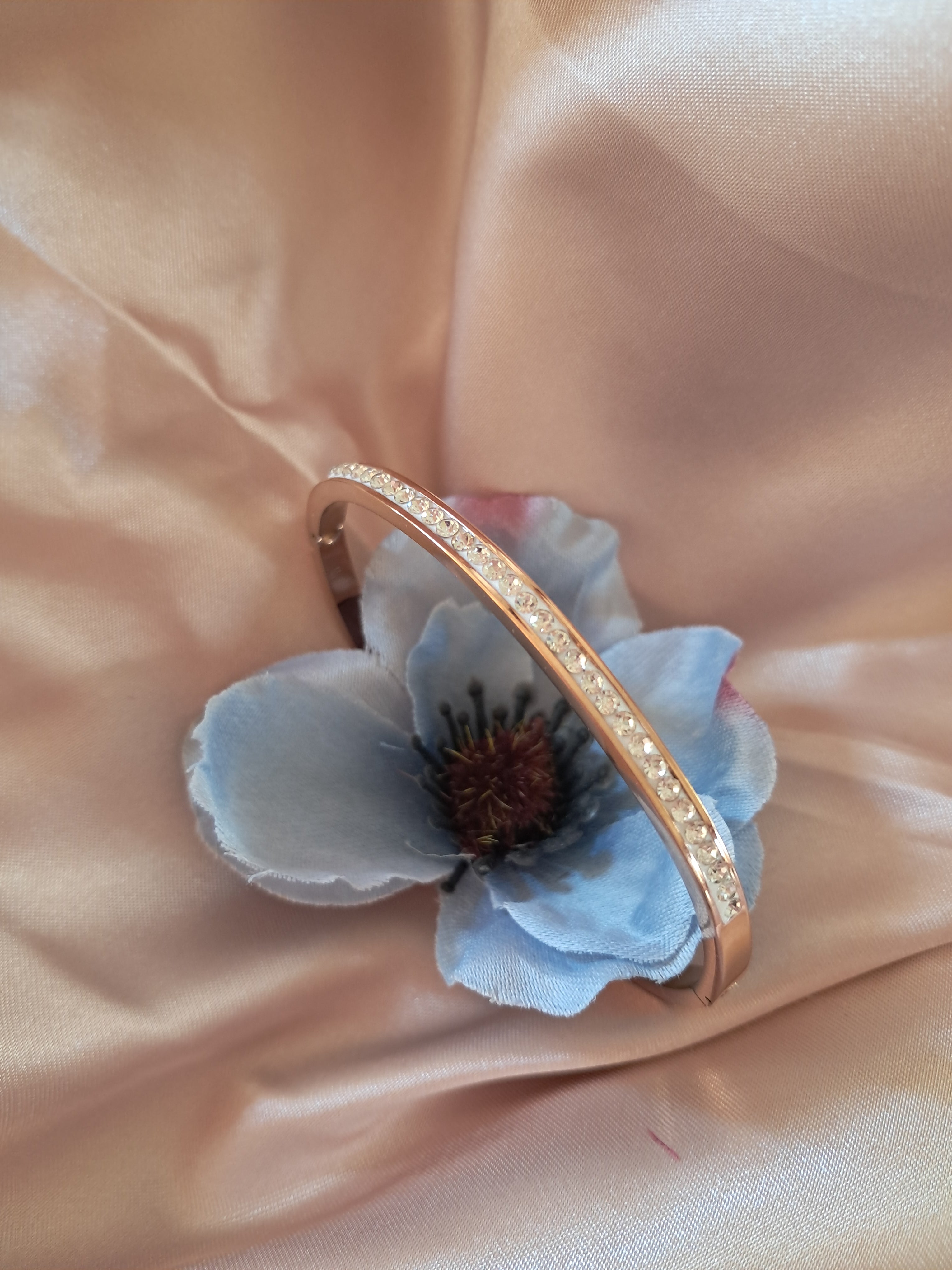 Bracelet en acier titane avec incrustation de zircon