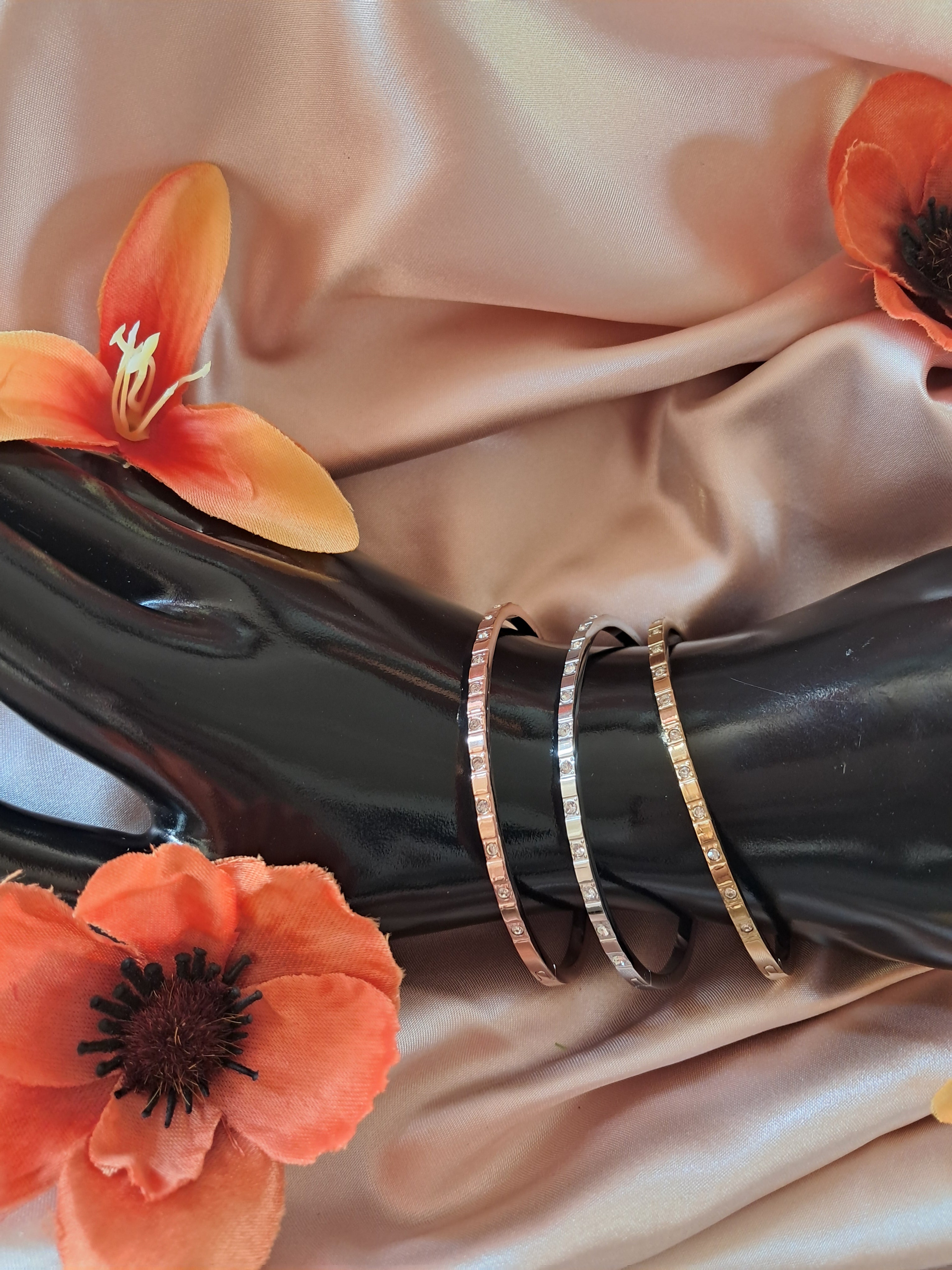 Bracelet fin en acier titane et incrustation de zircon