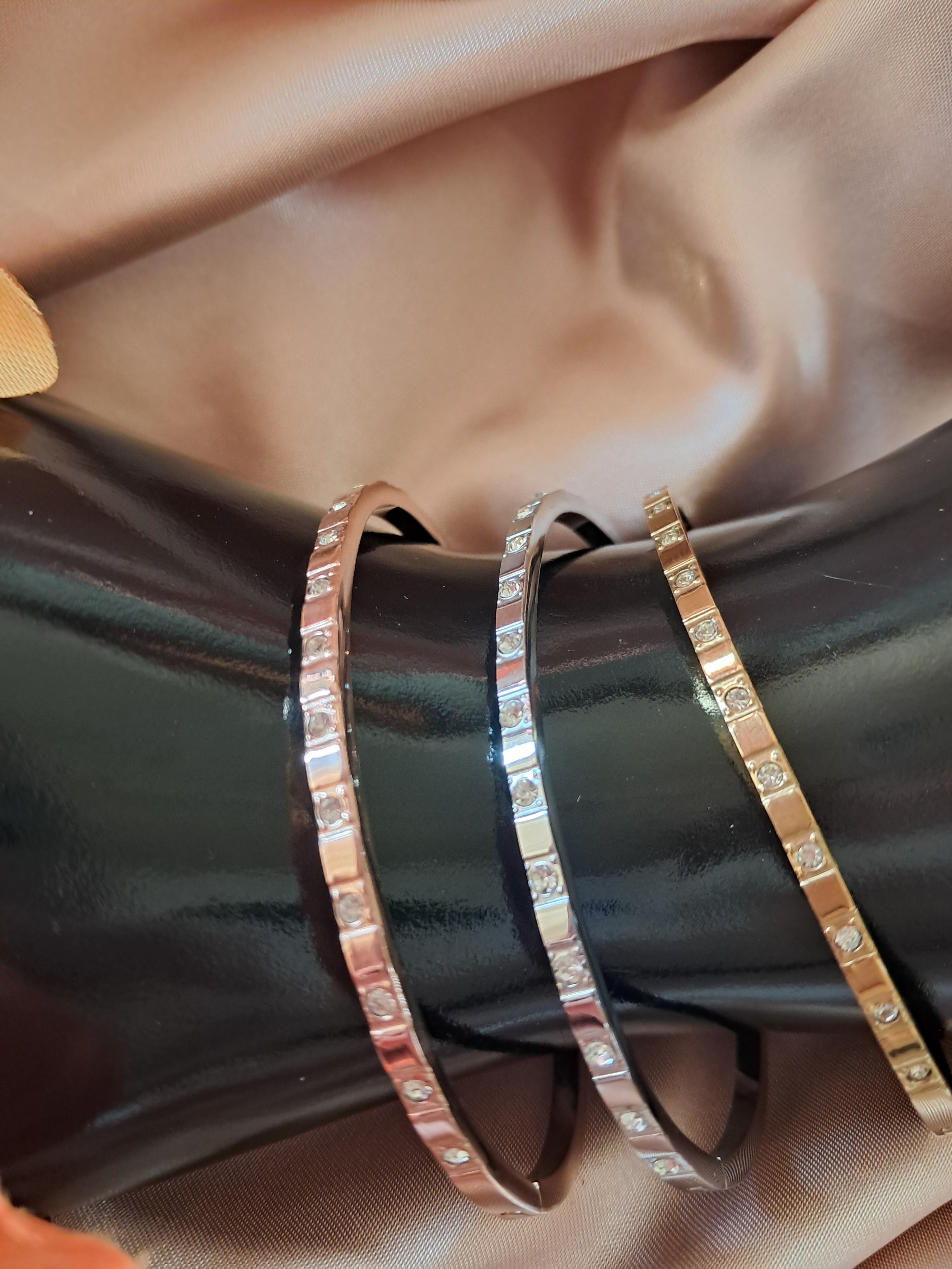 Bracelet fin en acier titane et incrustation de zircon