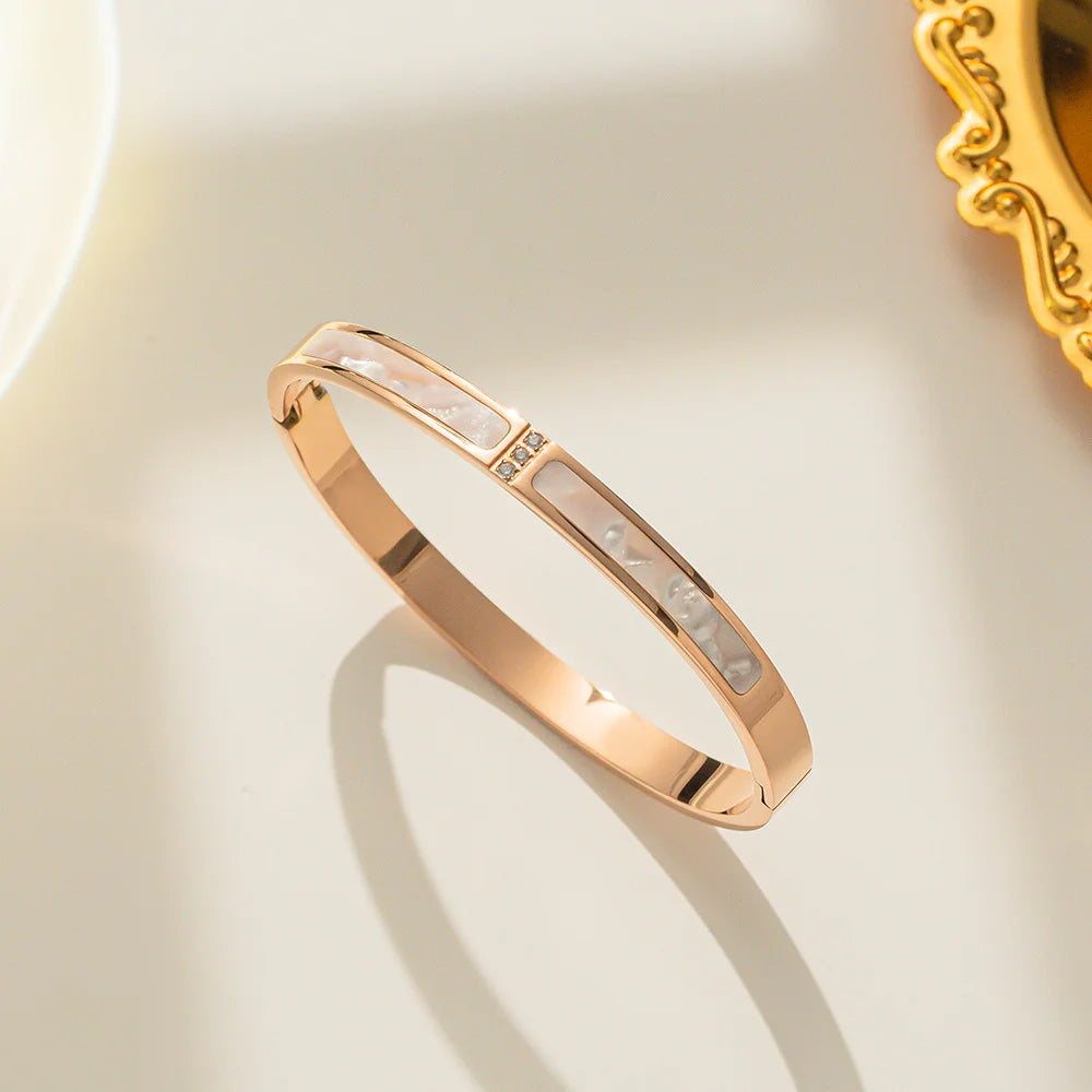 Elégance au poignet : bracelet en acier titane nacré et strass scintillants