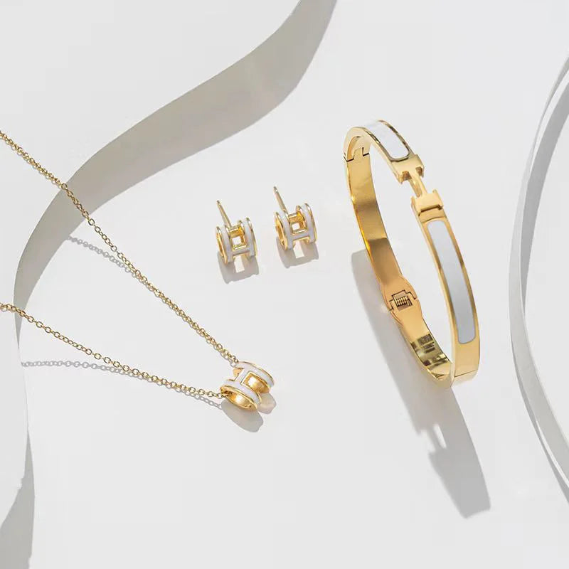 Parures trois pièces en acier titane - Bracelet, collier et boucles d'oreilles