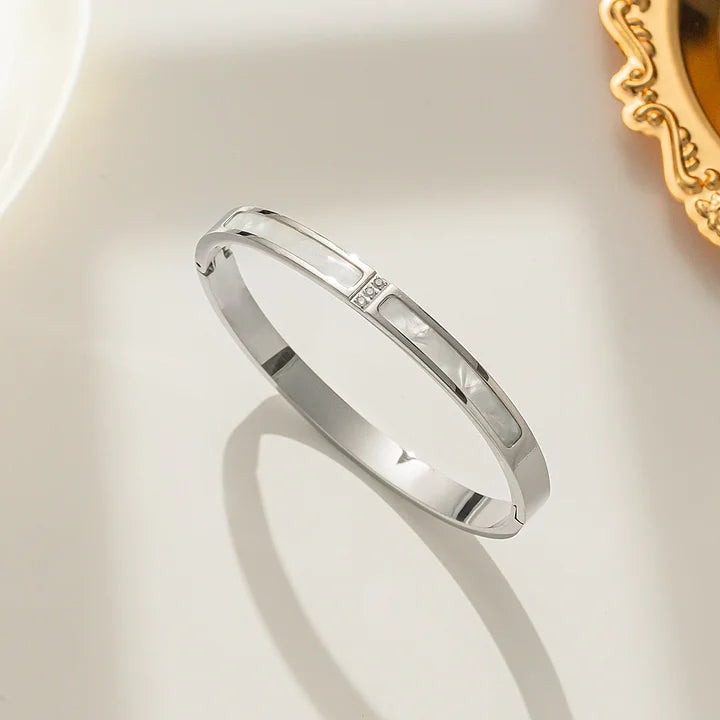 Elégance au poignet : bracelet en acier titane nacré et strass scintillants